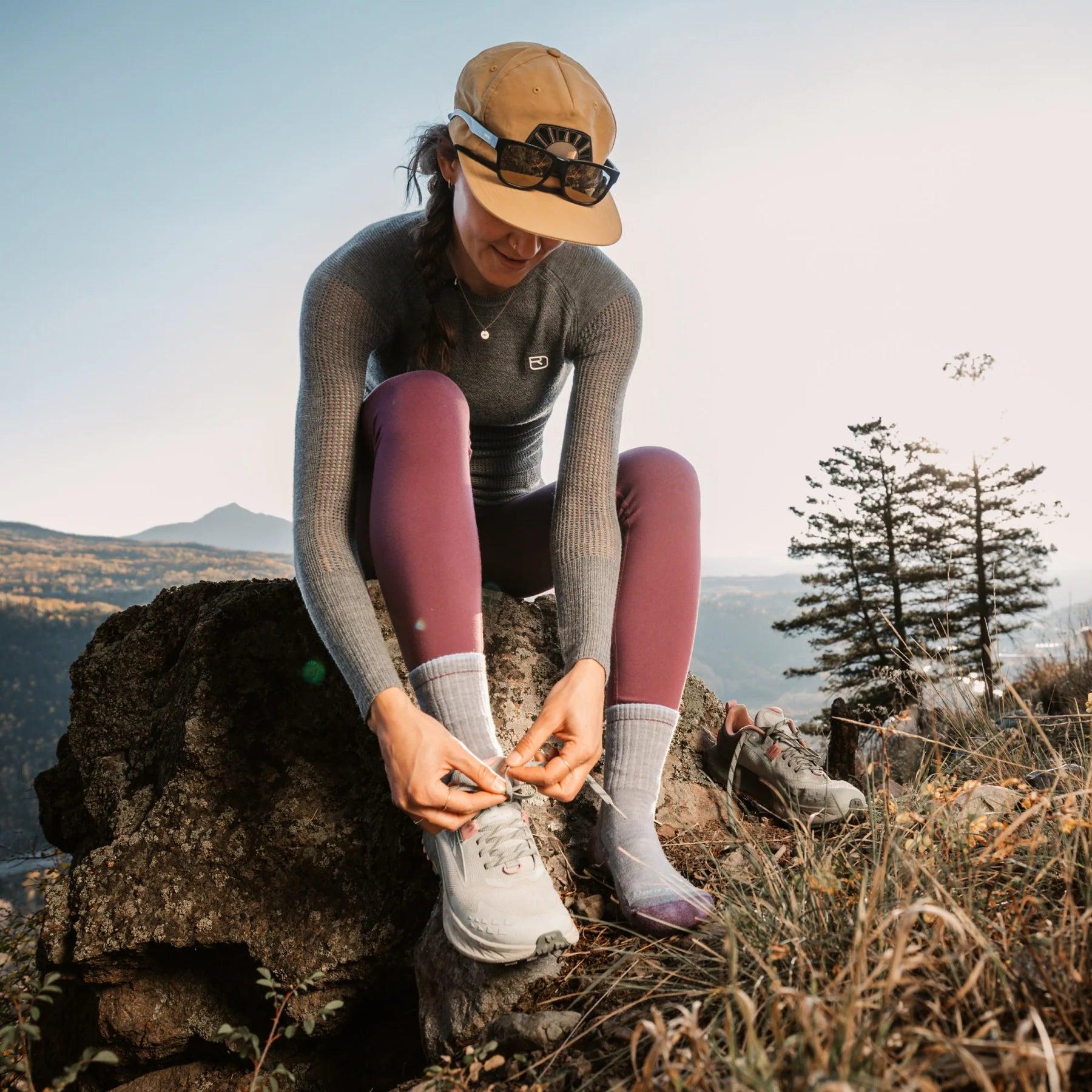 DARN TOUGH Women's Hiker Micro Crew Midweight Hiking Socks 1903
