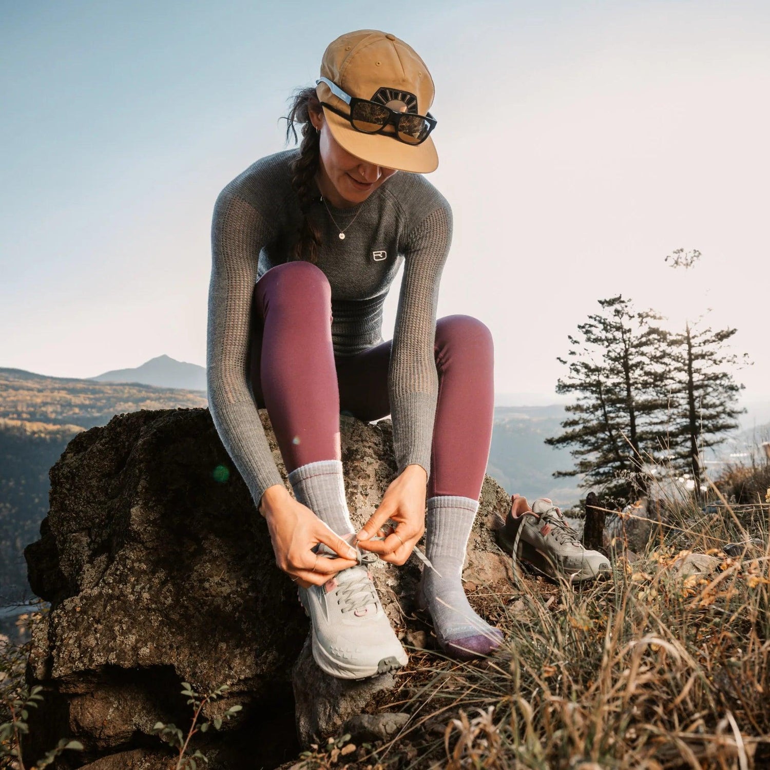 DARN TOUGH Women's Hiker Micro Crew Midweight Hiking Socks 1903