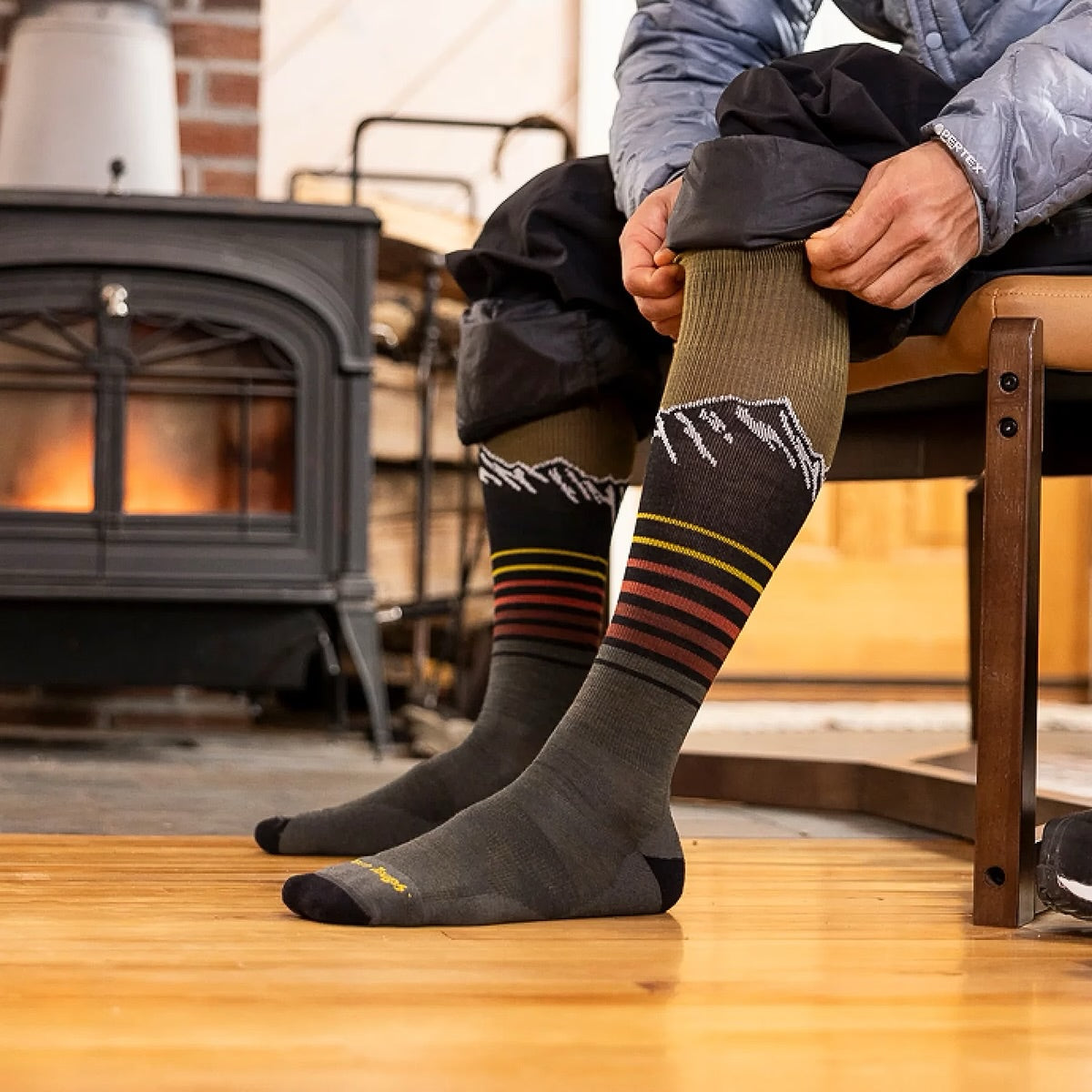 DARN TOUGH Men’s Steep Lines Over-the-Calf Lightweight Ski & Snowboard Socks 8052 Forest